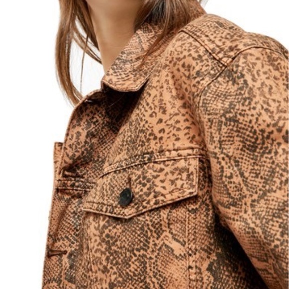 🎉HP🎉 Free People NWT Snake print Trucker denim Jacket. Sz. M - Picture 3 of 9